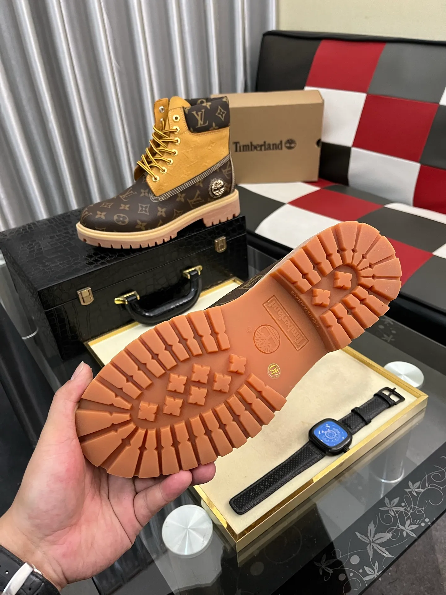 Ex-factory price: 458⌚️⌚️LV x Timberland Timberland joint model Presbyopia Embossed Rhubarb Boots Ankle Boots Short Boots LV x Timberland ankle boots are made of Monogram embossed waterproof nubuck cow leather, relying on the brand's exquisite craftsmanship to carefully reshape the classic Timberland 6-inch boot shape in Italy, with an eye-catching American workwear style. Created by Pharrell Williams 2025 autumn and winter menswear show. Monogram embossed tongue, original Timberland laces and outsole are exquisite details, and the leather label expresses the cooperation logo. Exquisite packaging at the delivery counter🛍📦 ▪️Material: Original customized imported first-layer cowhide ▪️Inner lining: Original customized leather lining/mesh lining ▪️Outsole: Original molded rubber material ▪️Sole thickness: 3.5CM ▪️Size: 38-44